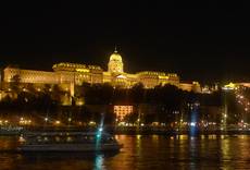 Budaer Burg bei Nacht in Budapest